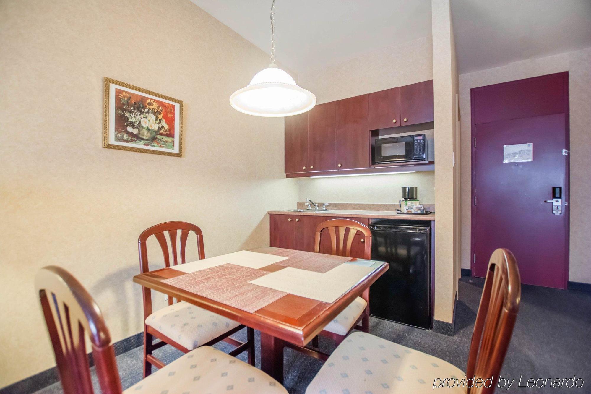 Quality Inn & Suites Brossard Dış mekan fotoğraf