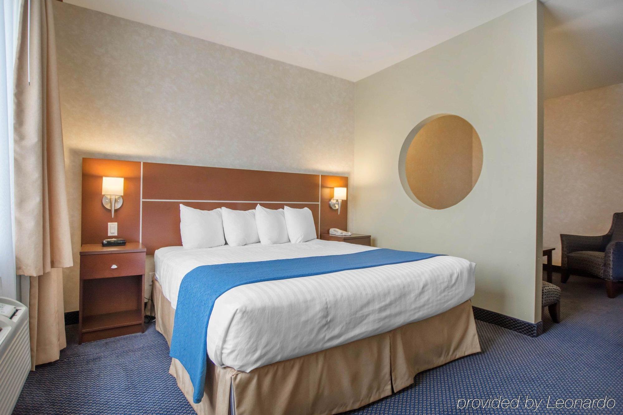 Quality Inn & Suites Brossard Dış mekan fotoğraf