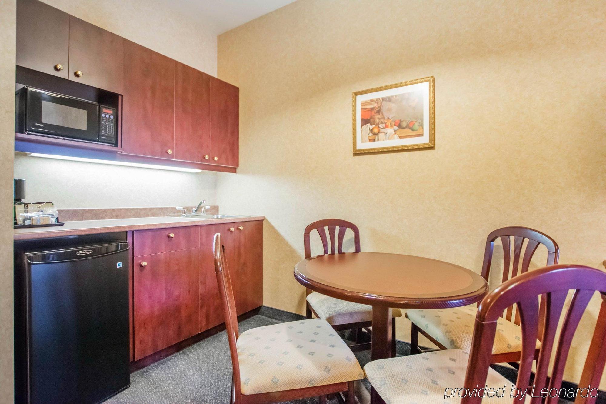 Quality Inn & Suites Brossard Dış mekan fotoğraf