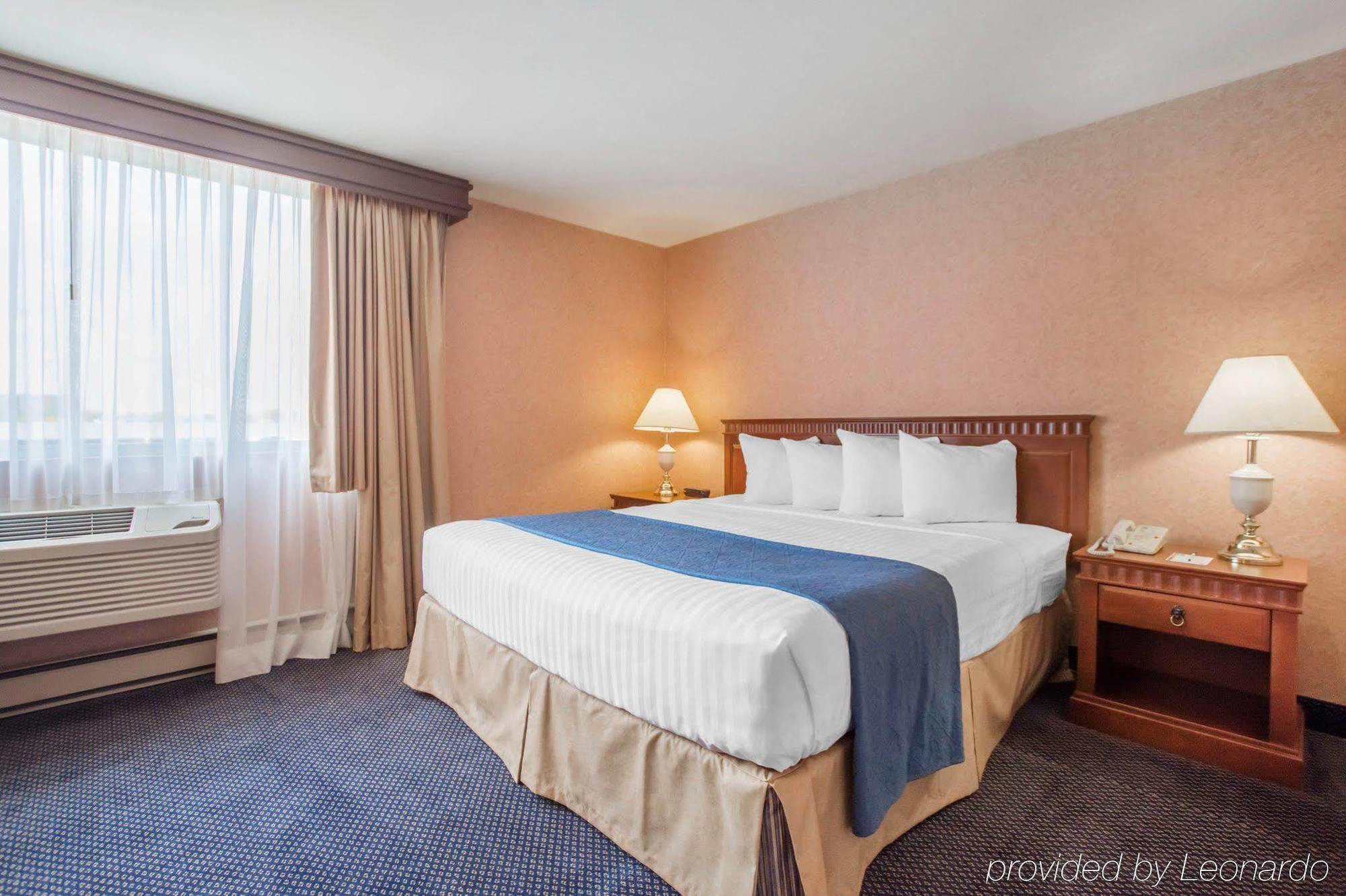 Quality Inn & Suites Brossard Dış mekan fotoğraf