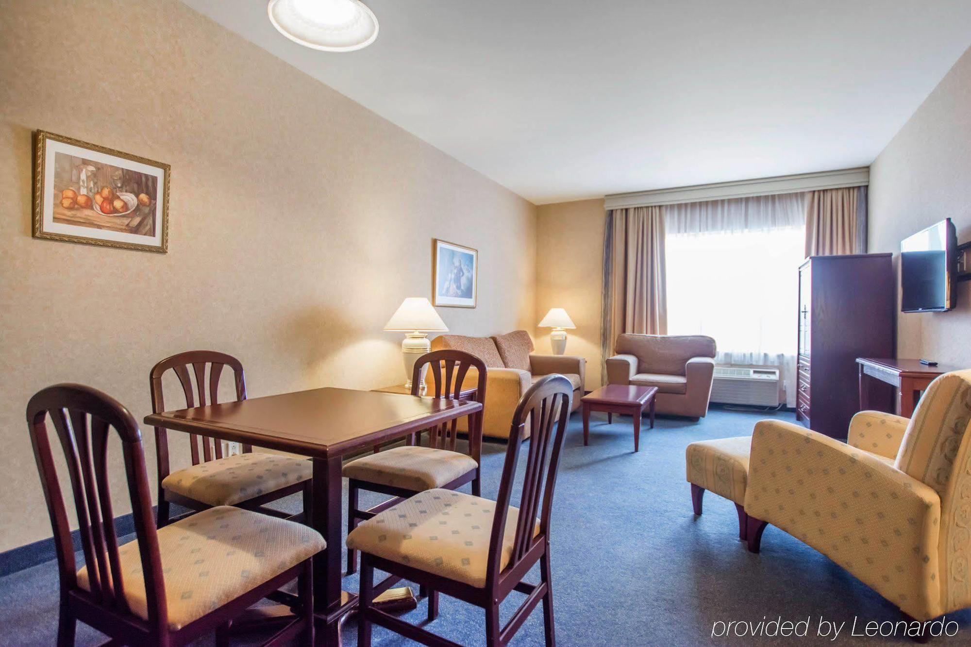 Quality Inn & Suites Brossard Dış mekan fotoğraf